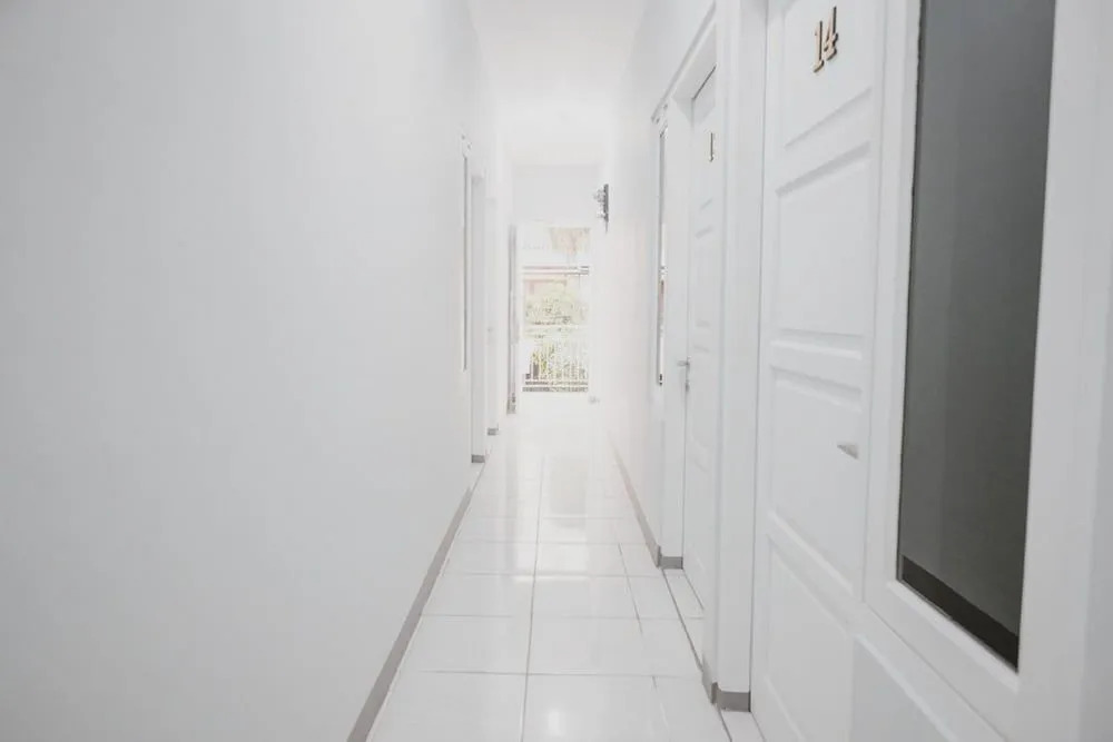 RedDoorz Syariah near Siloam  Hospital Kebon Jeruk