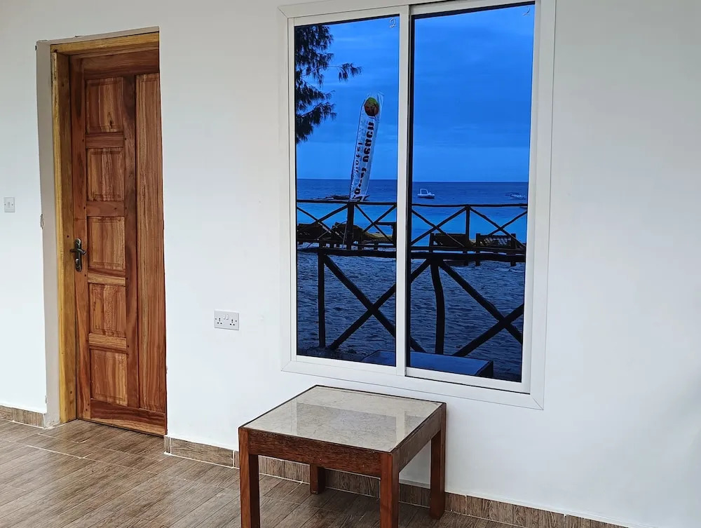 Zanzi beach hotel