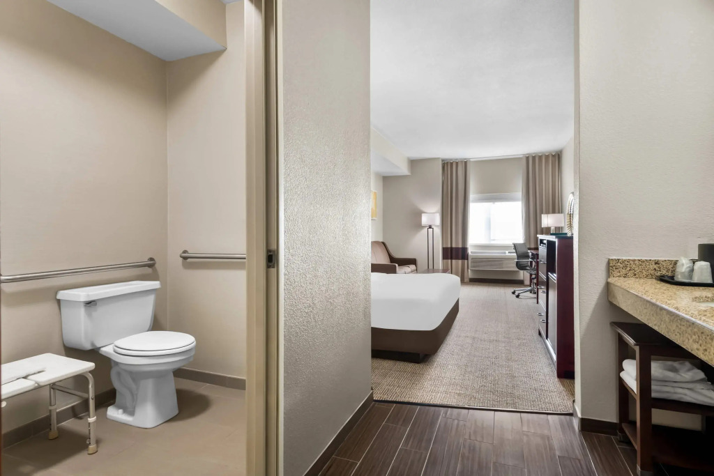Comfort Inn & Suites North East