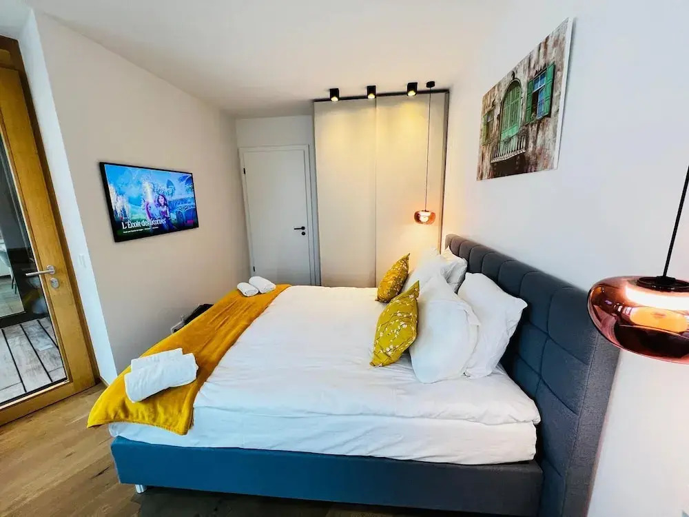 Beautiful one bedroom w balcony&parking
