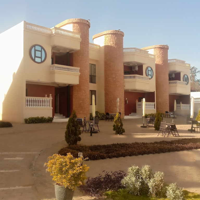Sally Beach Hotel Yenne