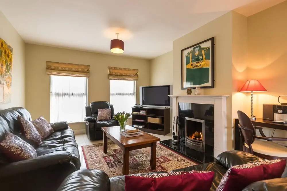 4 Bedroom pet Friendly Home With Pool Access