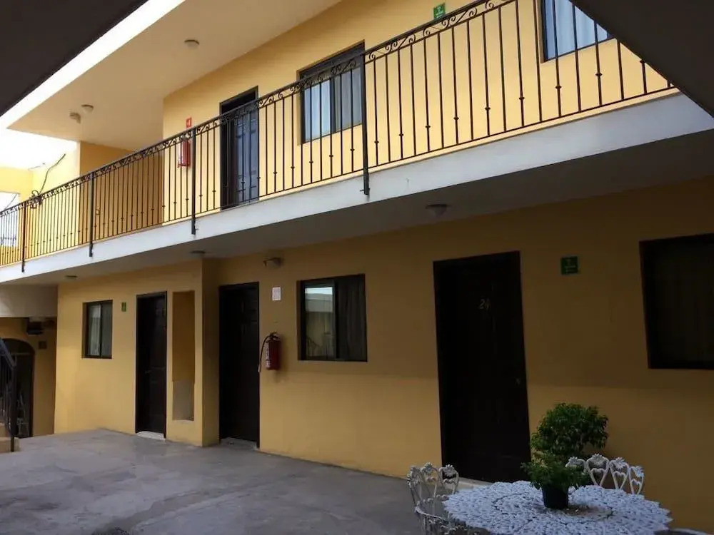 Hotel Flores Hills