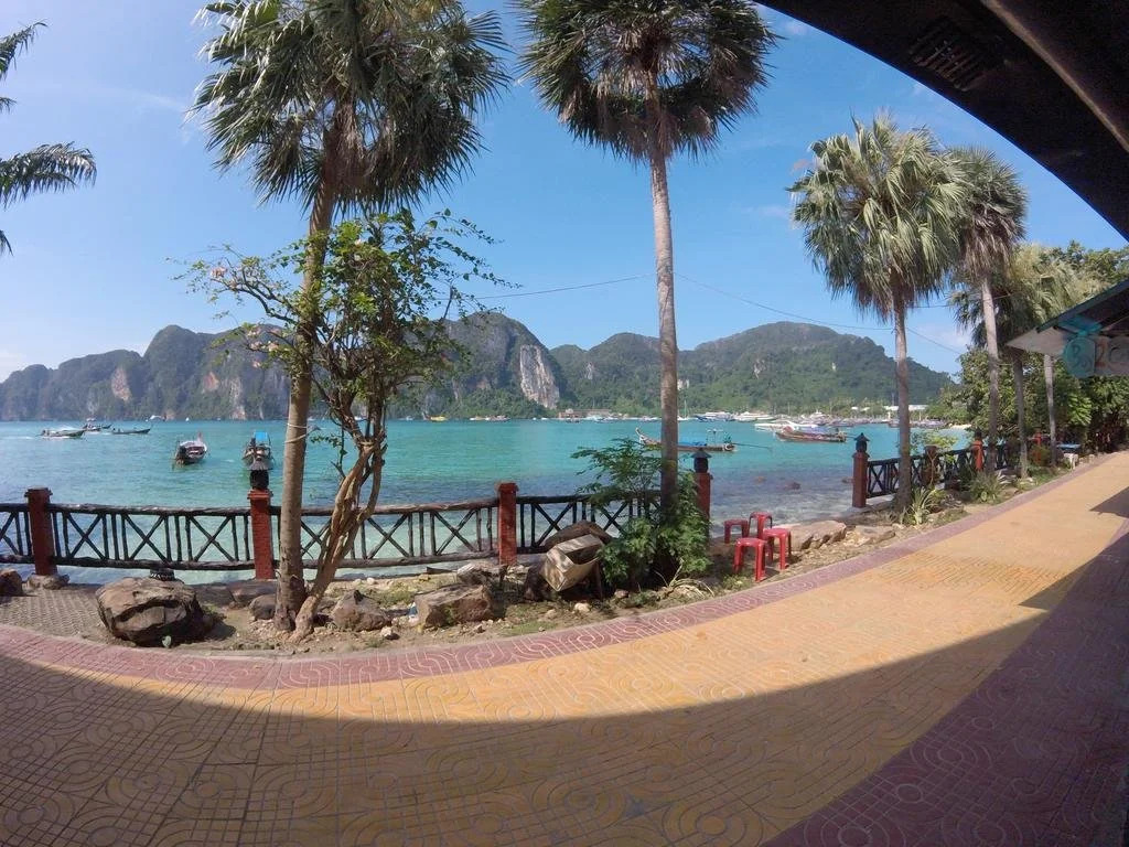 Coma Hostel and Travel Agency(โคมา เลาจน์ แอนด์ โฮสเทล)