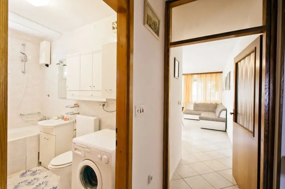 Spacious apartment 2 rooms free parking