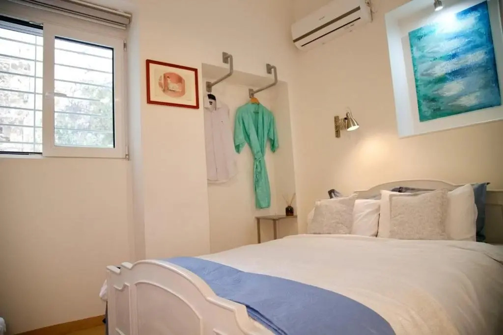 Aroura Homes Garden House 2BR 2BA Free Parking