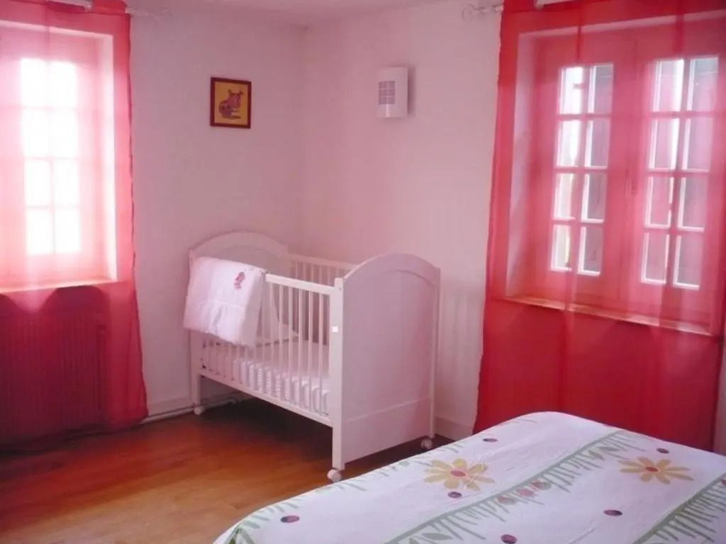 Maison spacieuse avec jardin et cheminée à Renaison - FR-1-496-110