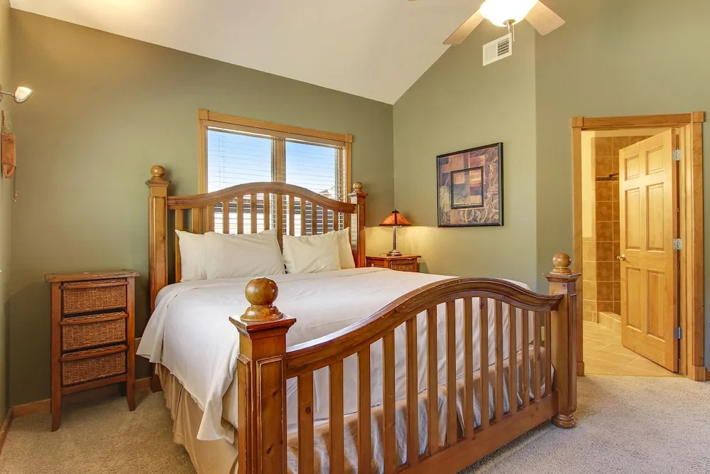 The Twin Owls 21a 2 Bedroom Condo by RedAwning