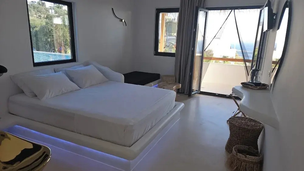ELLI TROPiCAL LUXURY SUITES SUNSET-INFINITY POOL- SEA SIDE-NEAR CENTER PARKING