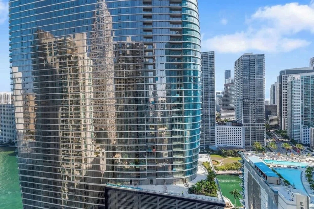 Brickell 1BR Skyline Balcony Corner Suite Walkable to City Centre Luxepad