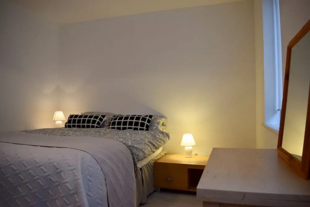 1 Bedroom Flat 5 Minutes Away From Stephens Green