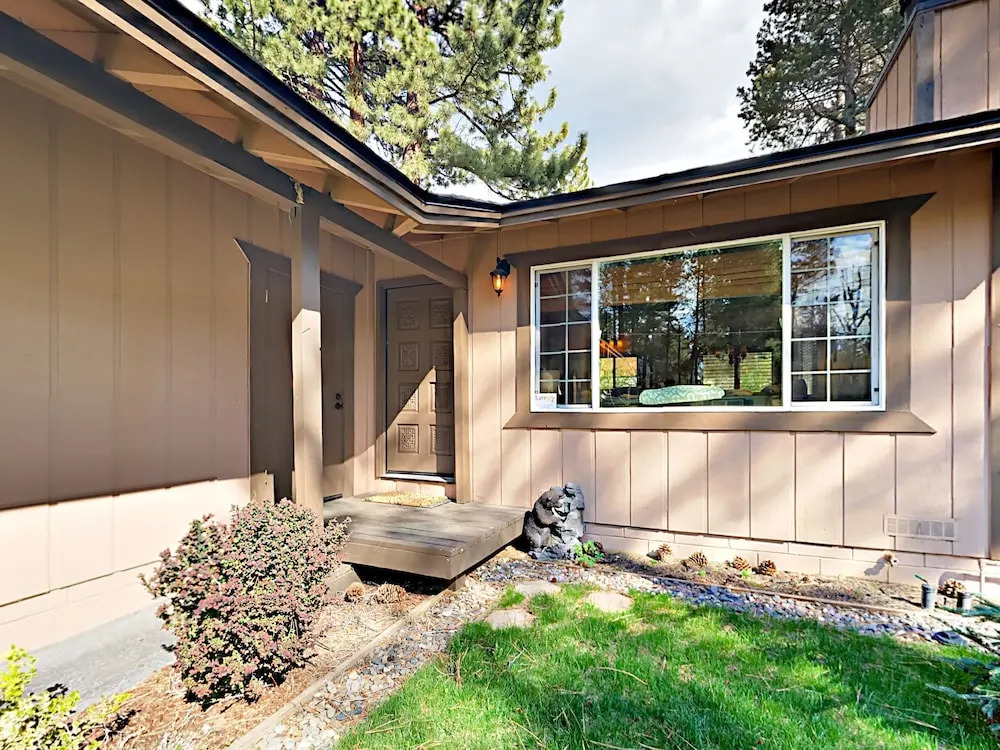 2572 Elwood Ave Home - 2 Br home by RedAwning