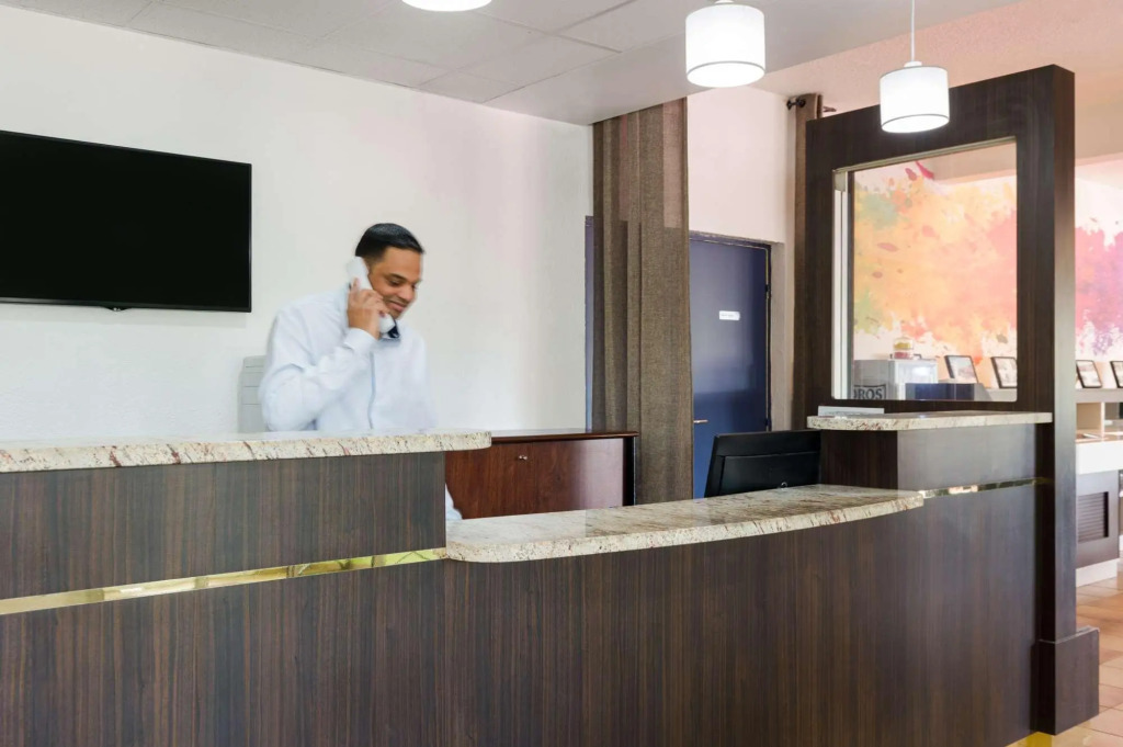 BRIT HOTEL Confort CAMBRAI