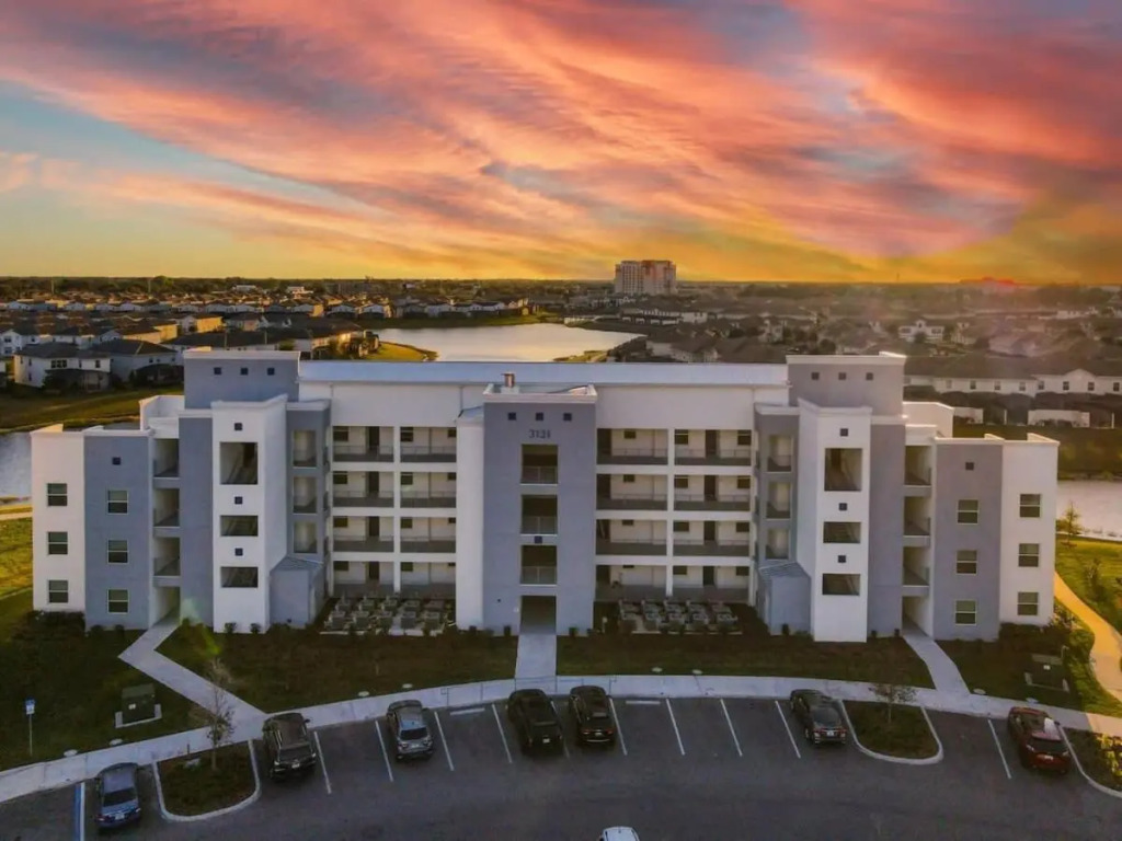 Vivid 2BR condo with free Waterpark at Storey Lake