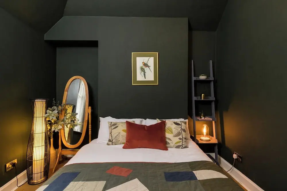 JOIVY Contemporary Cottage with Free Parking
