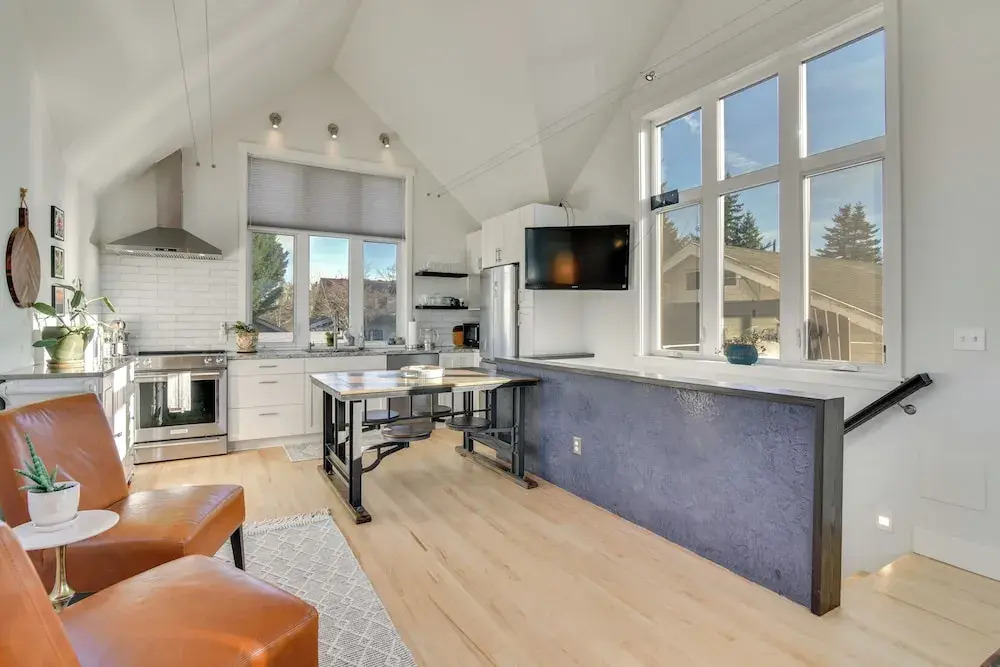2-story Guesthouse w/ Private Deck in NE PDX
