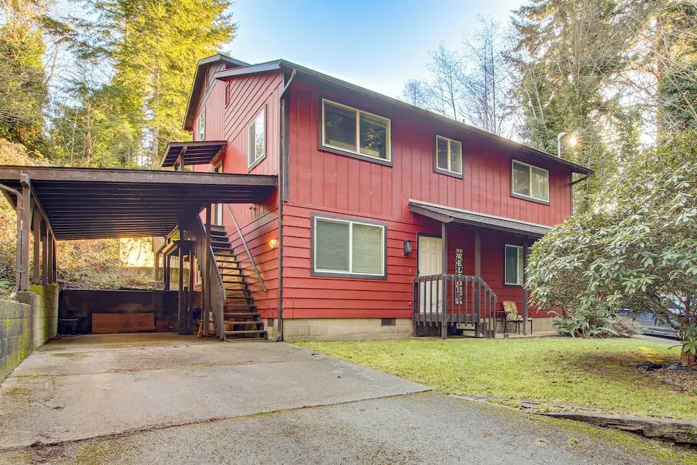 Walk to Mingus Park! Wooded Coos Bay Getaway