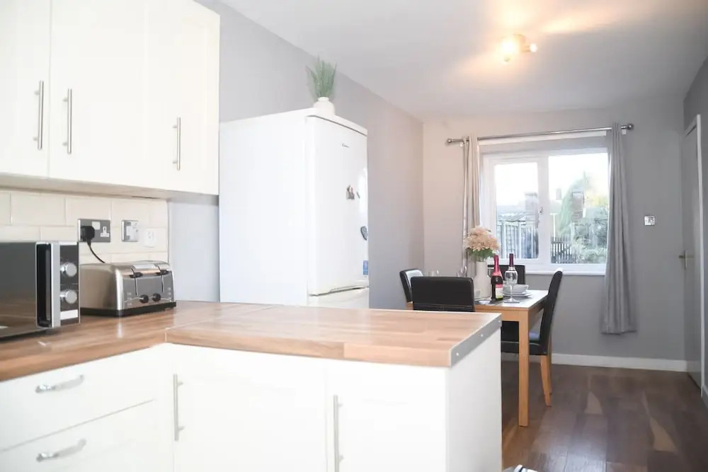 House Sleeps 8 with Garden and Parking