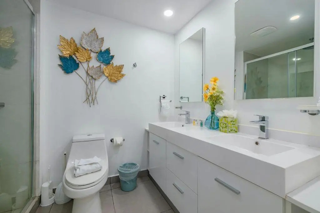 Magnificent 2 Bedroom corner condo with THE VIEW