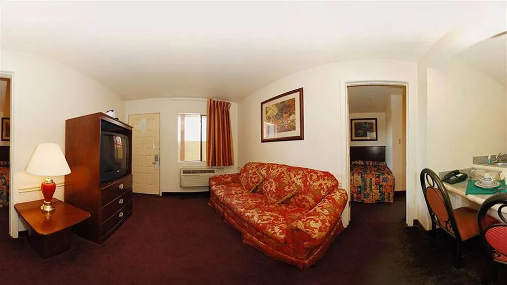 Town House Suites