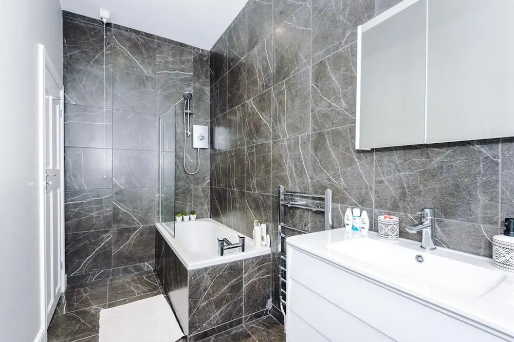 FAMILY LUXURY HOUSE, SLEEPS UP TO 8! Wifi & Parking