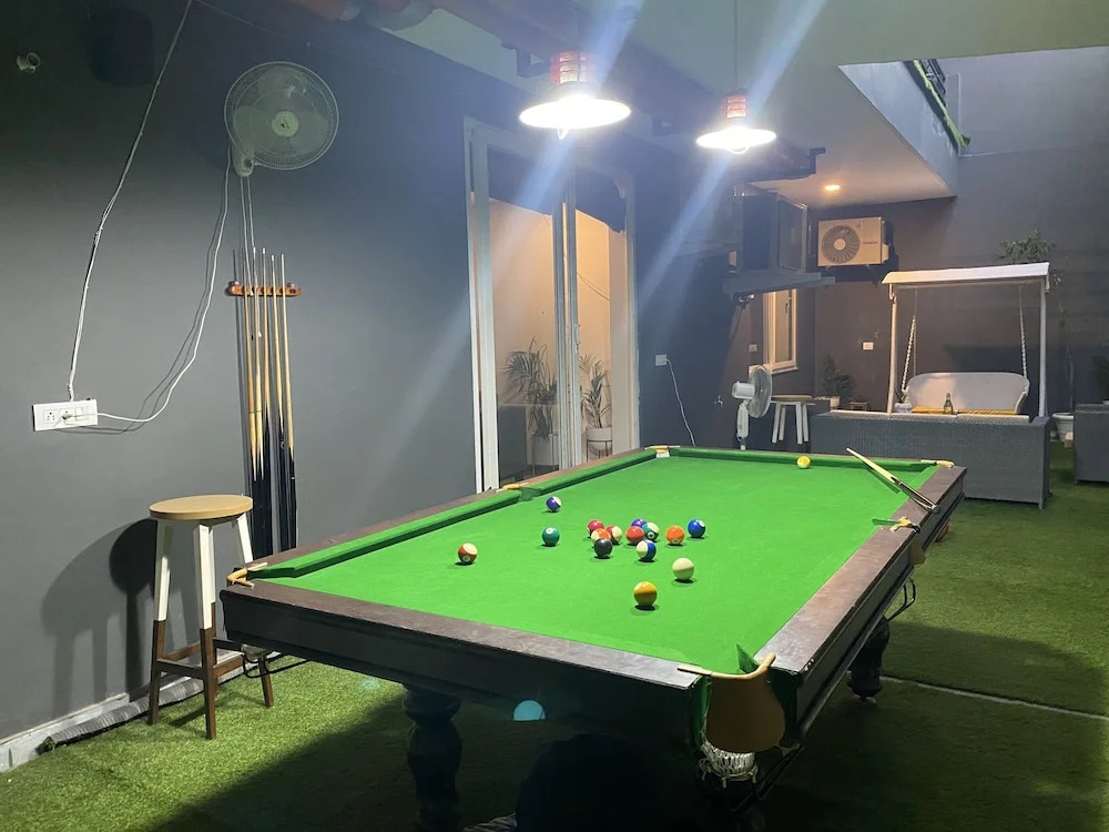 BK Studio And Rooms Near Huda City Centre