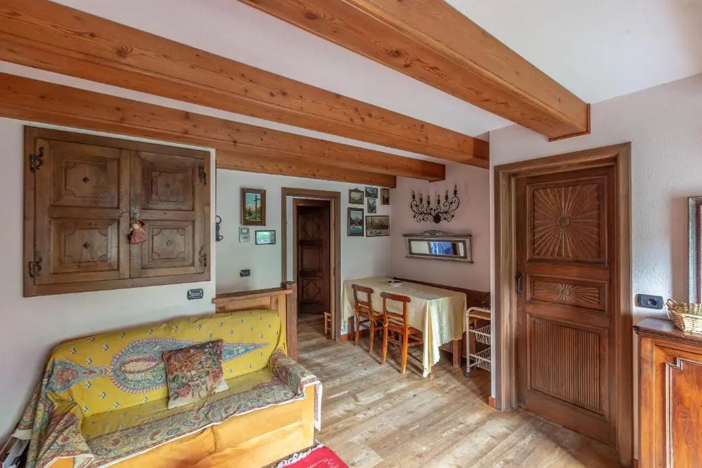 ALTIDO Big Flat for 8 with Backyard and Parking in Courmayeur