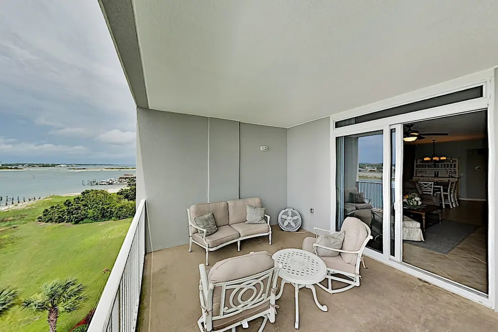 Stylish Bay-view Getaway W/ Pools, Hot Tub & Dock 3 Bedroom Condo
