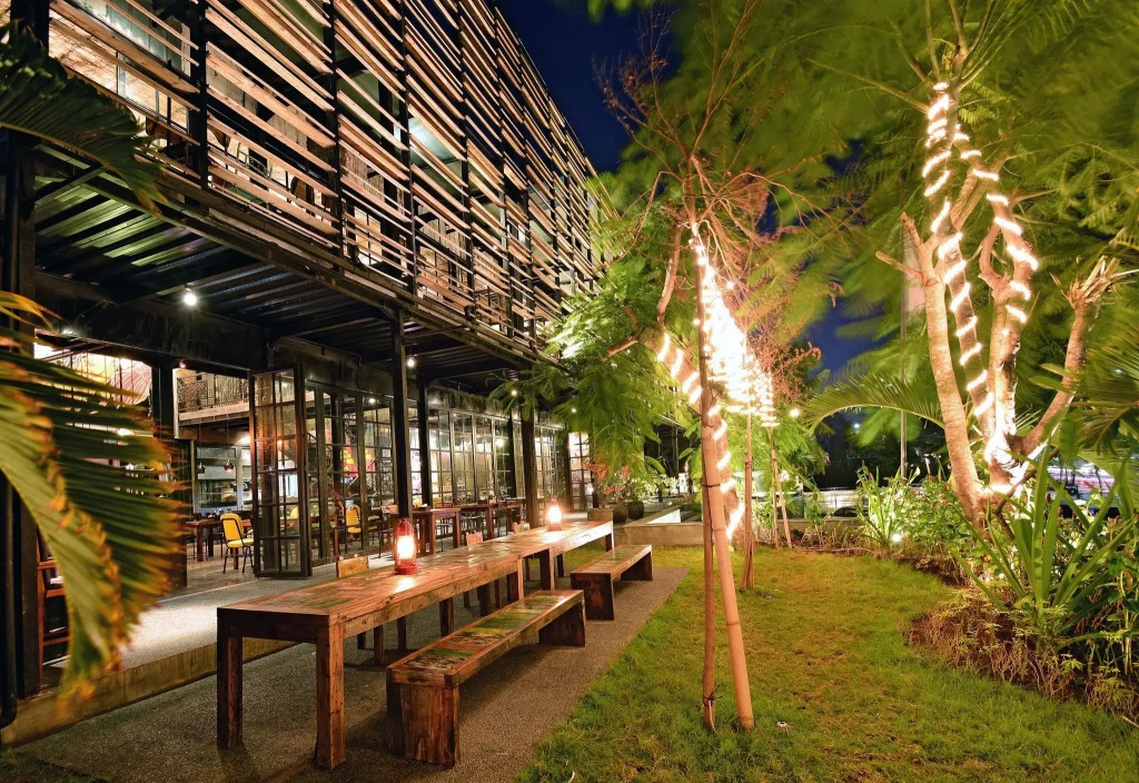 Sama Sama Suites and Restaurant