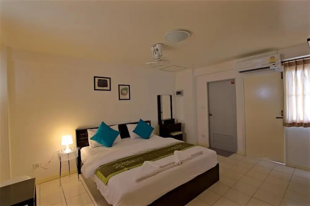 OYO Srirat Residence