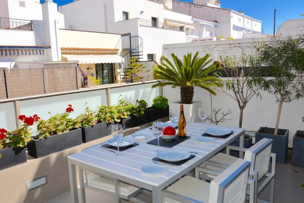 Chic Stylish Apartment with 2 Beds And Roof Terrac
