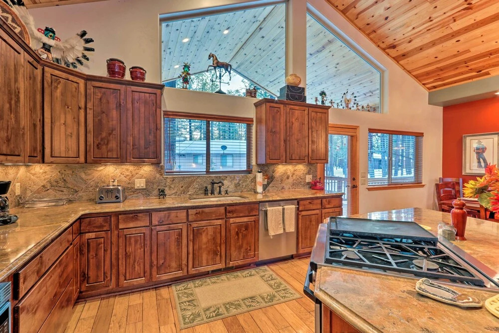 < 3 Mi to Pinetop Country Club: Luxe Cabin w/ Deck