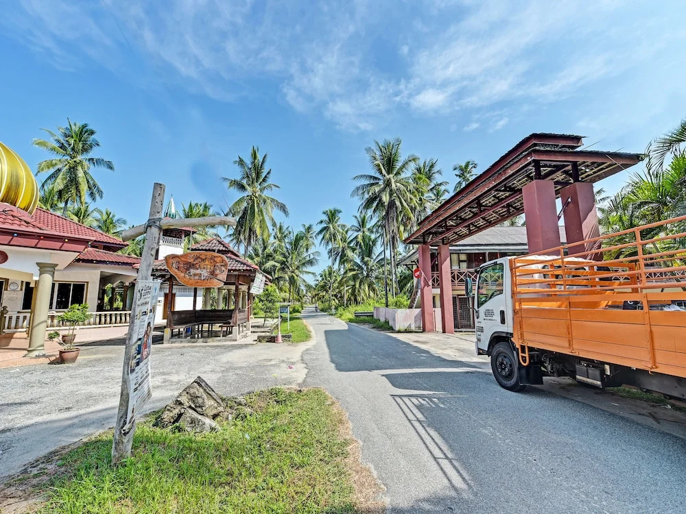 OYO 90278 Redzwan's Beach Resort
