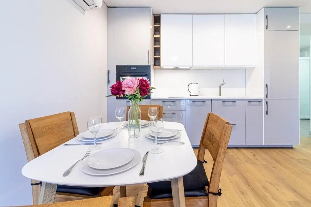 HolidayPlus Multiple Apartments, By Cohost