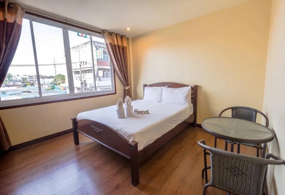 Mae Klong Hotel