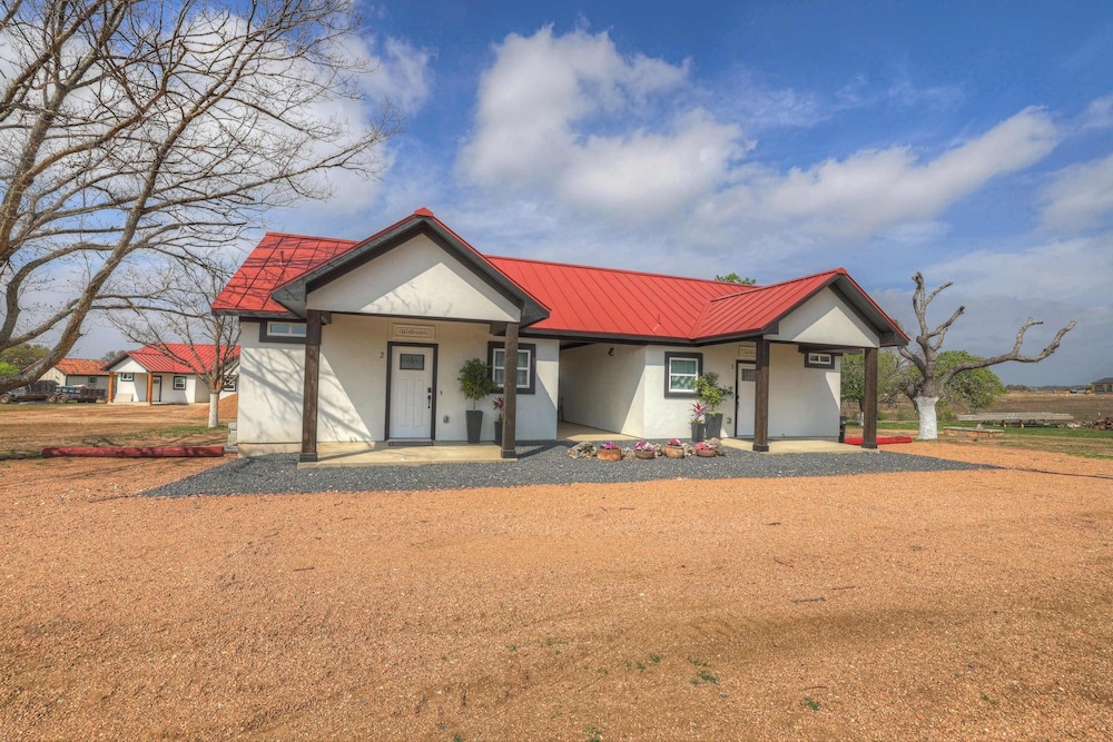 Live Oak Cabins-sleeps 8 W/hot-tubs