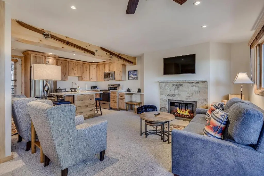Laurelwood Condominiums Studio Premier Unit 106