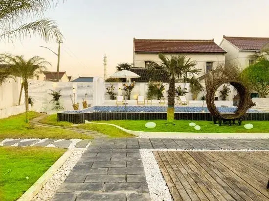 Left bank•la vie Pool Resort
