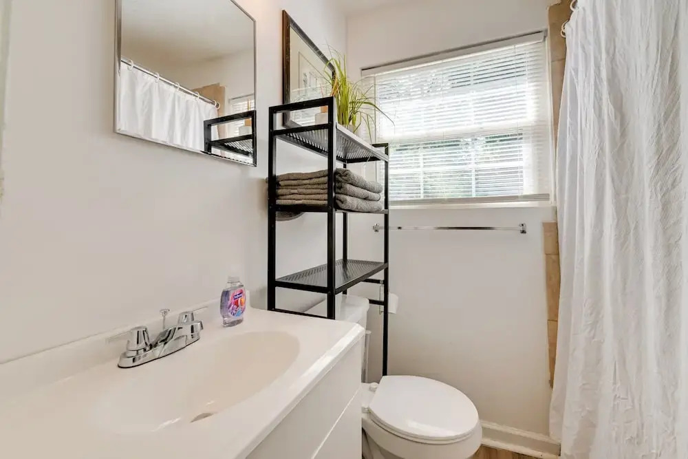 2 Mi to Center City: Charlotte North End Home
