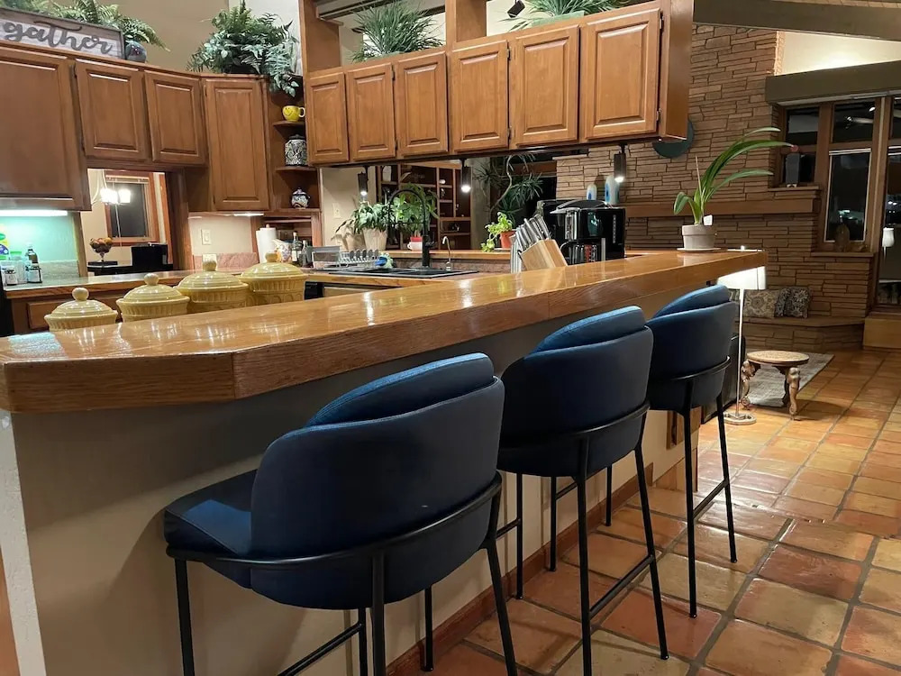 Hilltop Designer Villa, 3 Acres, Forever Views