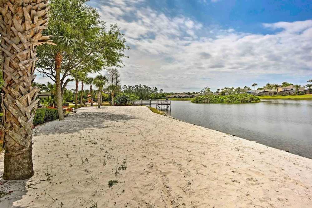 Cozy Kissimmee Townhome ~ 8 Mi to Disney World!