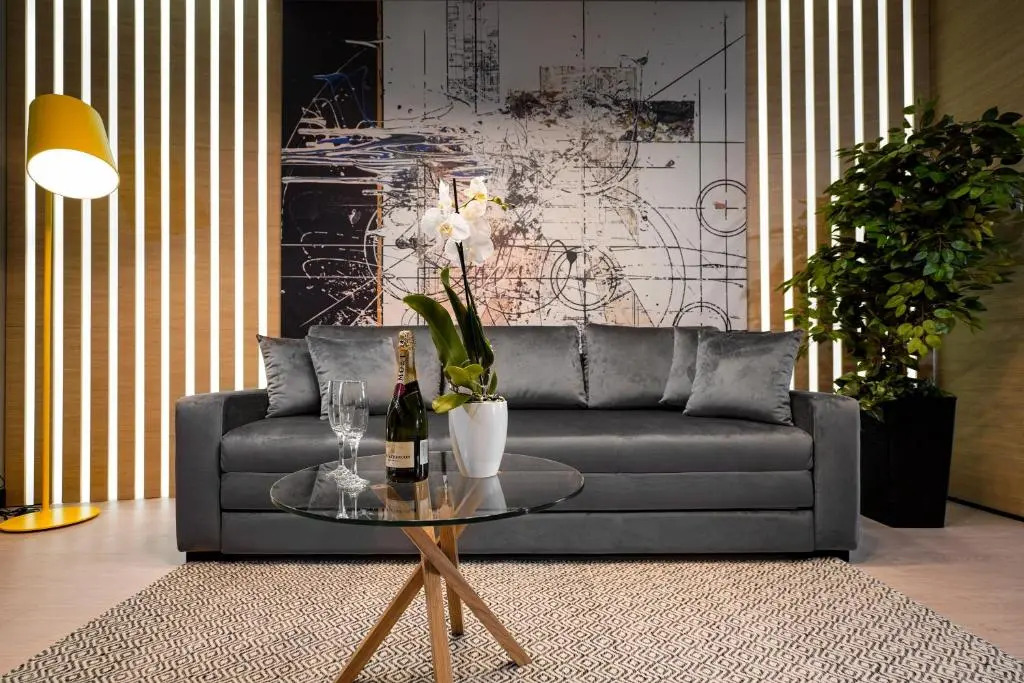 Maccani Black Luxury Suites