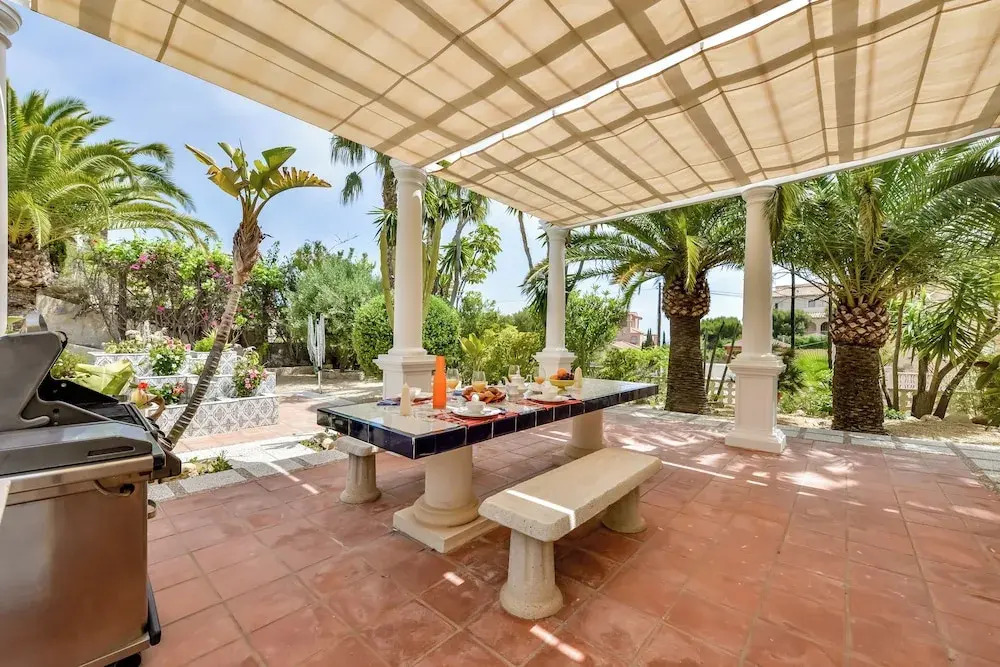 4bed Villa Sleeps 8- Pool, Garden, Bbq, Near Beach