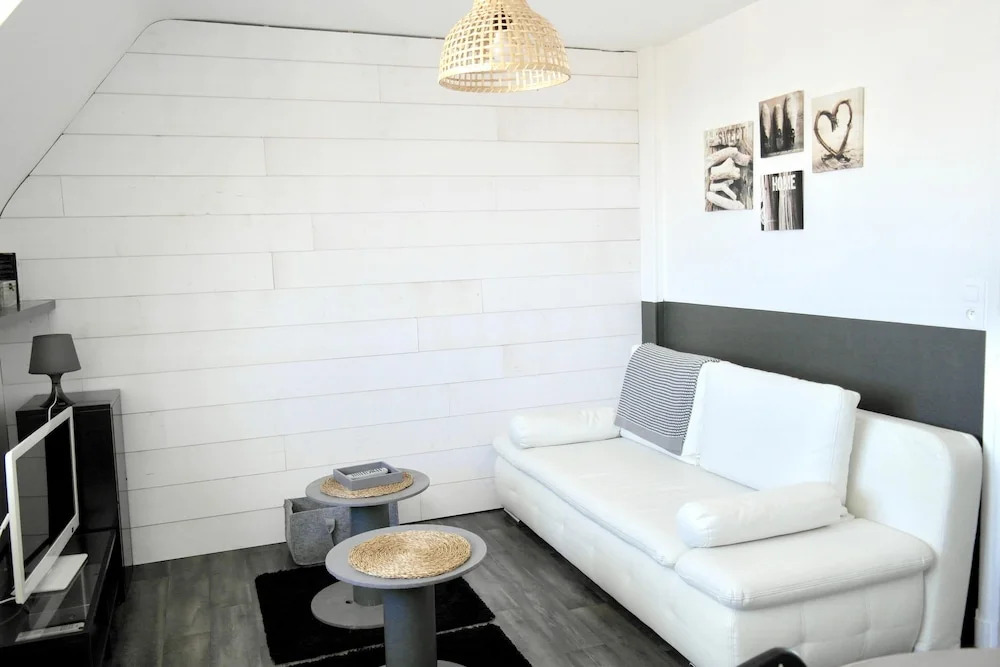 Apartment With one Bedroom in Port-en-bessin-huppain, With Wonderful sea View and Wifi - 6 km From the Beach