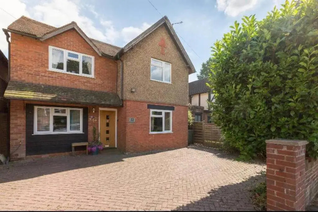 6 bedrooms beautiful home 3 bathrooms, quiet location with garden near Legoland Windsor Heathrow