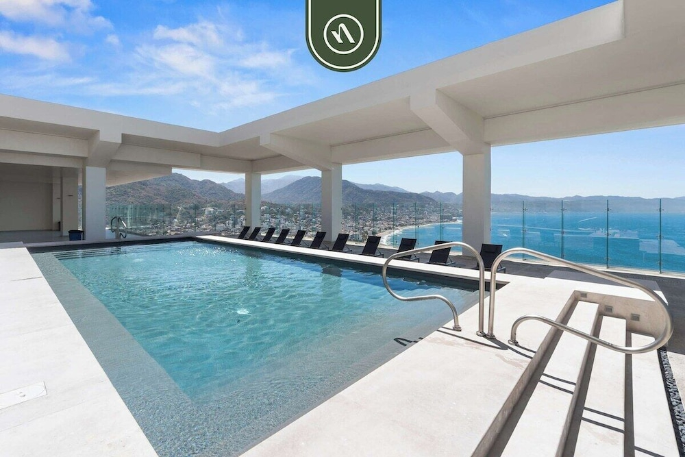 Luxury Oceanfront 3 BR Condo - Pools