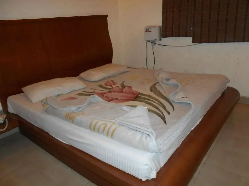 Hotel Pearl Plaza, City Centre - Near Connaught Place & NDLS Railway Station