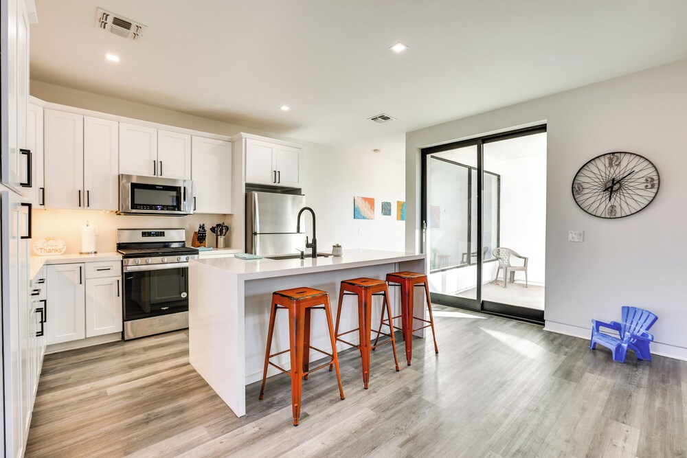 Shop, Dine & Unwind: Apt 2 Mi to Dtwn Phoenix!