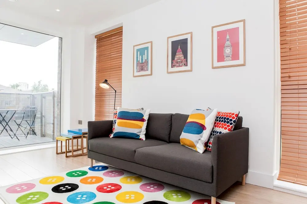 Colourful Modern Brixton 2 Bed with Balcony