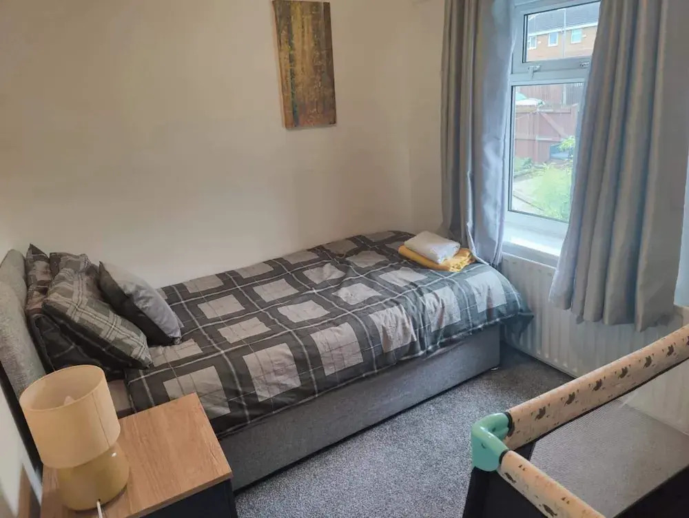 3 Bed House - Sleeps 7 - Garden - Parking - Wifi